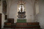 Koret mot Ö med altare, altaruppsats, altarskrank och korbänk.