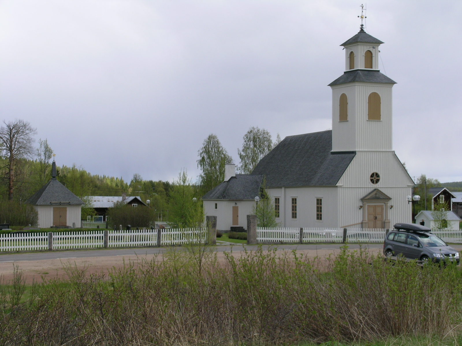 Ängersjö kyrka med omgivande kyrkogård & Bårhus, vy från nordväst. 


Bilderna är tagna av Isa Lindkvist & Christina Persson, bebyggelseantikvarier vid Jämtlands läns museum, i samband med inventeringen. 