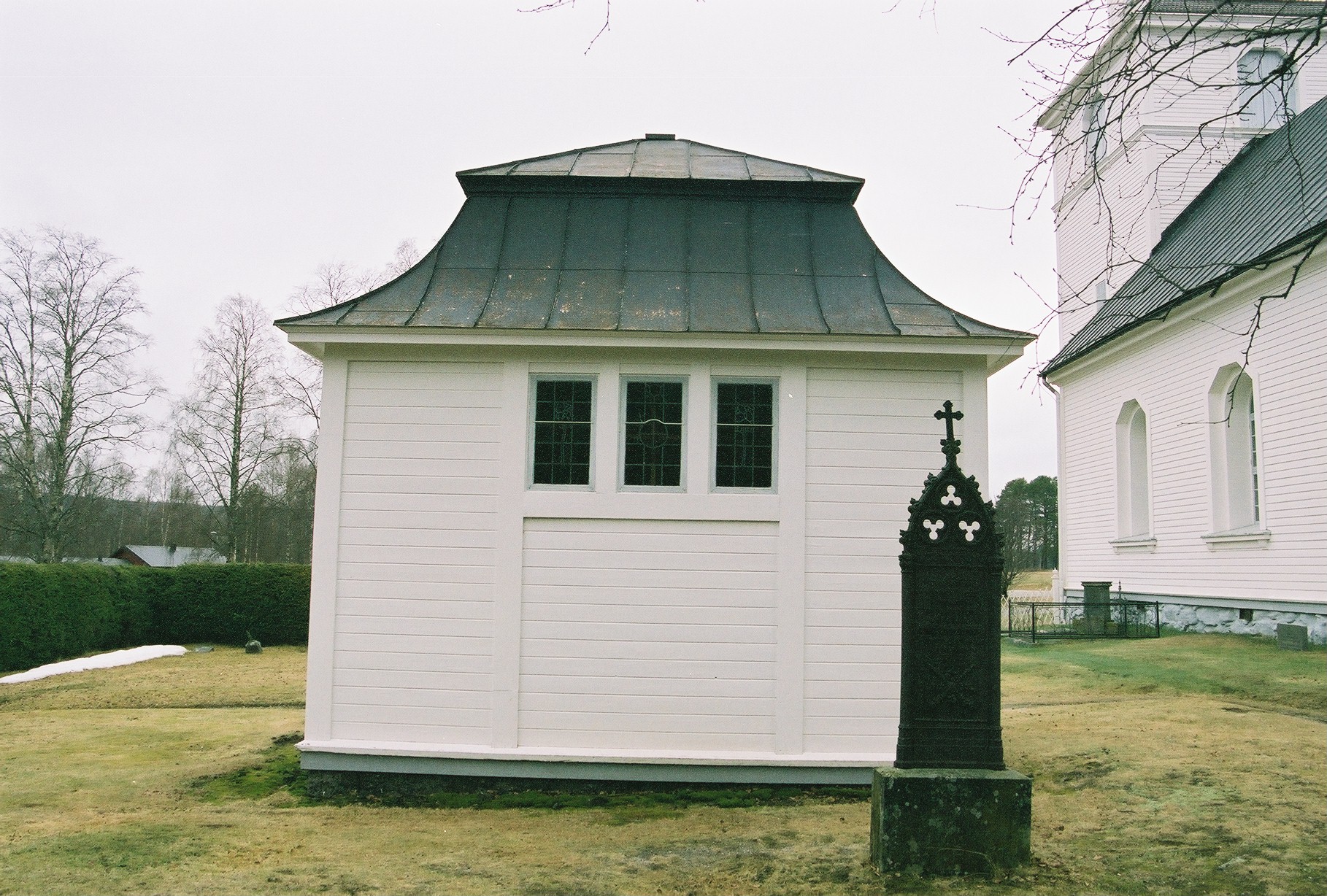 Fjällsjö kyrka kyrkogård, Bårhuset straxt söder om kyrkan. 

Bilderna är tagna av Isa Lindkvist & Christina Persson från Jämtlands läns museum i samband med inventeringen, 2005-2006. 