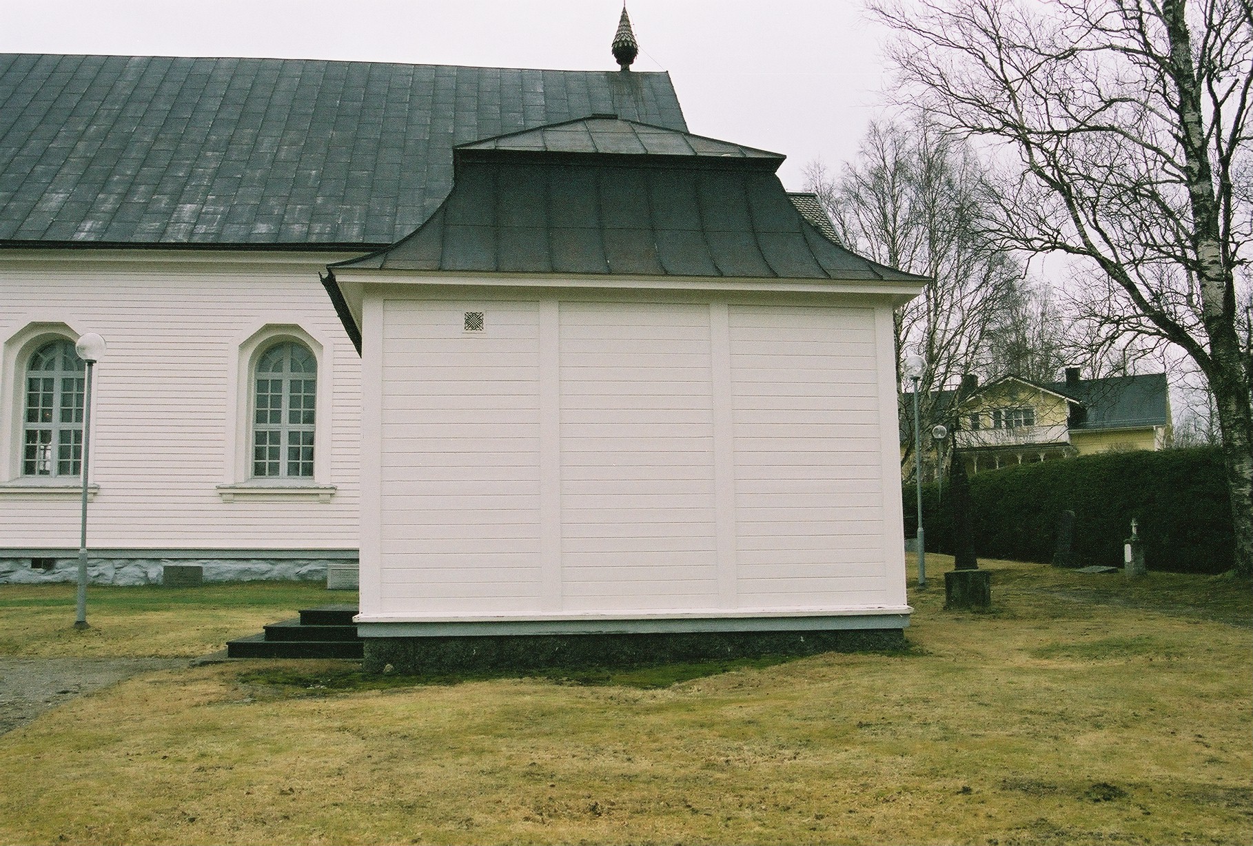 Fjällsjö kyrka kyrkogård, Bårhuset straxt söder om kyrkan. 

Bilderna är tagna av Isa Lindkvist & Christina Persson från Jämtlands läns museum i samband med inventeringen, 2005-2006. 