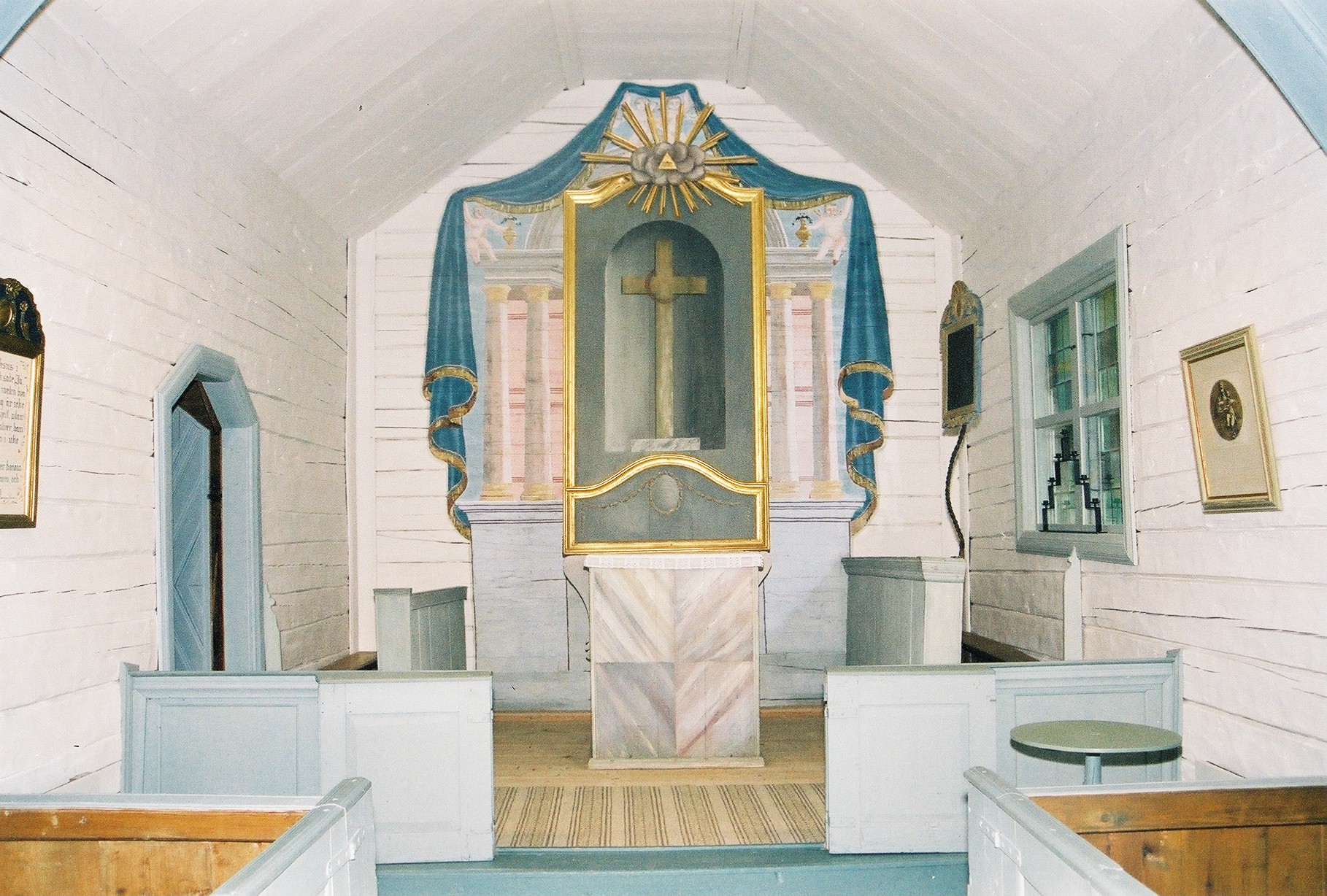 Vikens kapell, interiör, kyrkorummet, koret. 

Bilderna är tagna av Martin Lagergren & Emelie Petersson vid Jämtlands läns museum i samband med inventeringen, 2004-2005. 