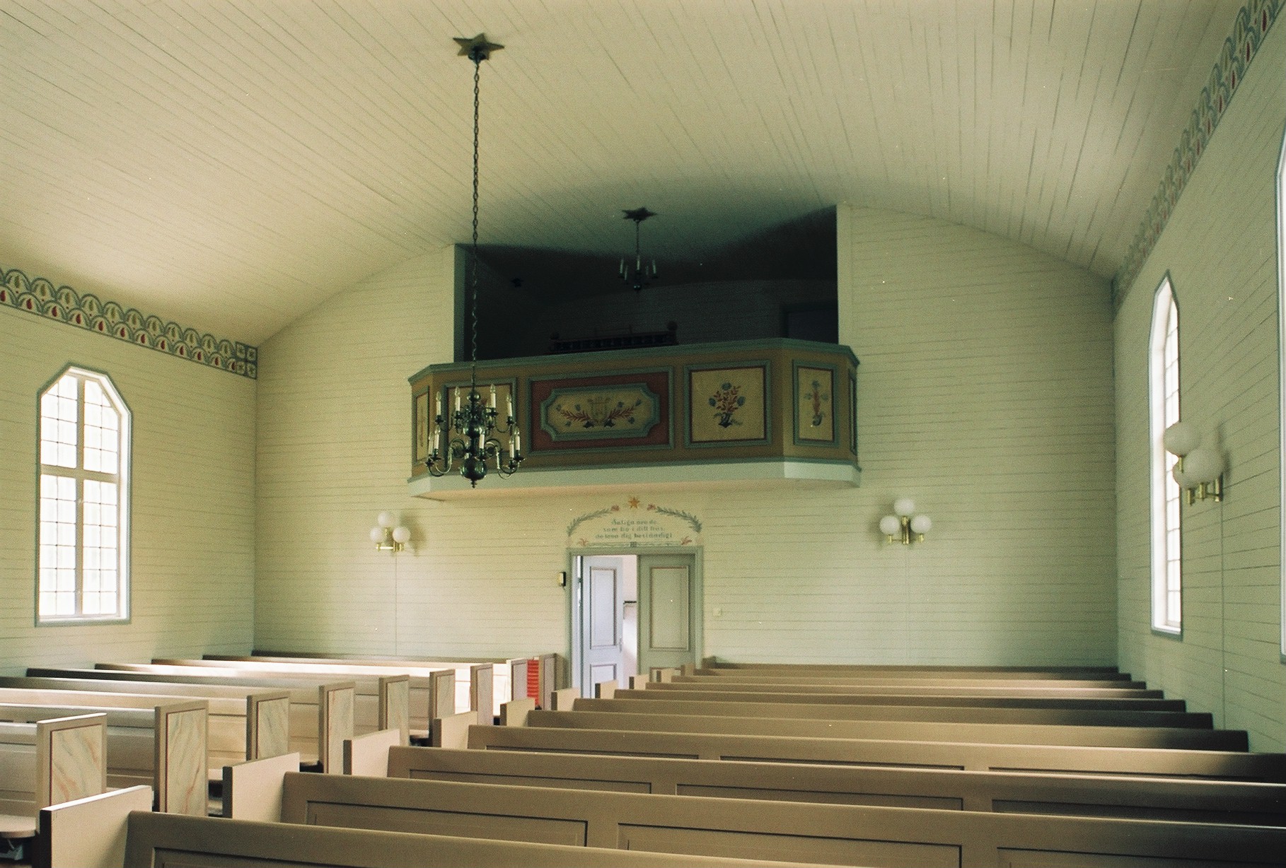 Hillsands kapell, interiör, kyrkorummet mot entré.

Bilderna är tagna av Martin Lagergren & Emelie Petersson vid Jämtlands läns museum i samband med inventeringen, 2004-2005. 