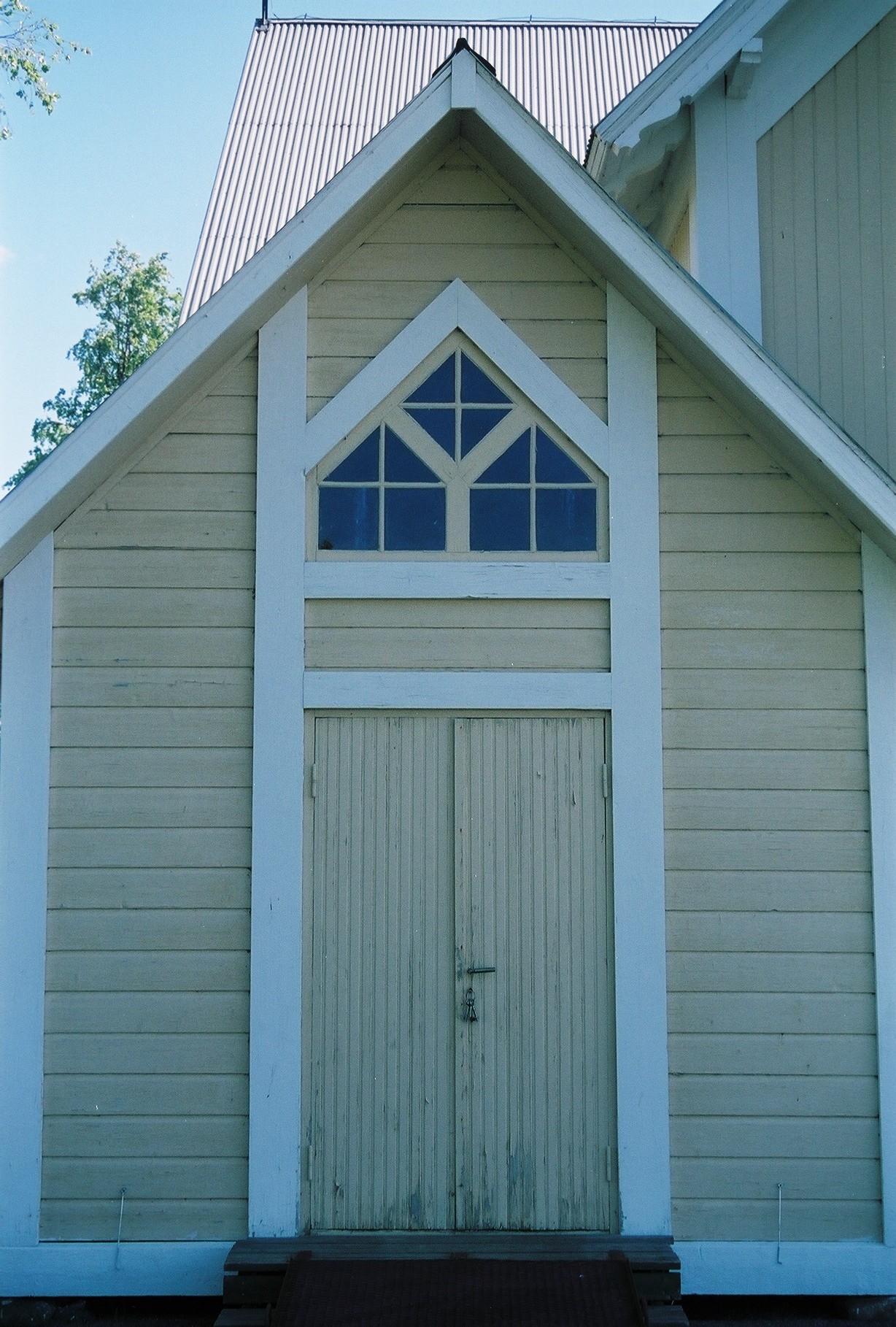 Gåxsjö kyrkas kyrkogård, Bårhuset. 

Bilderna är tagna av Martin Lagergren & Emelie Petersson, bebyggelseantikvarier vid Jämtlands läns museum, 2004-2005. 