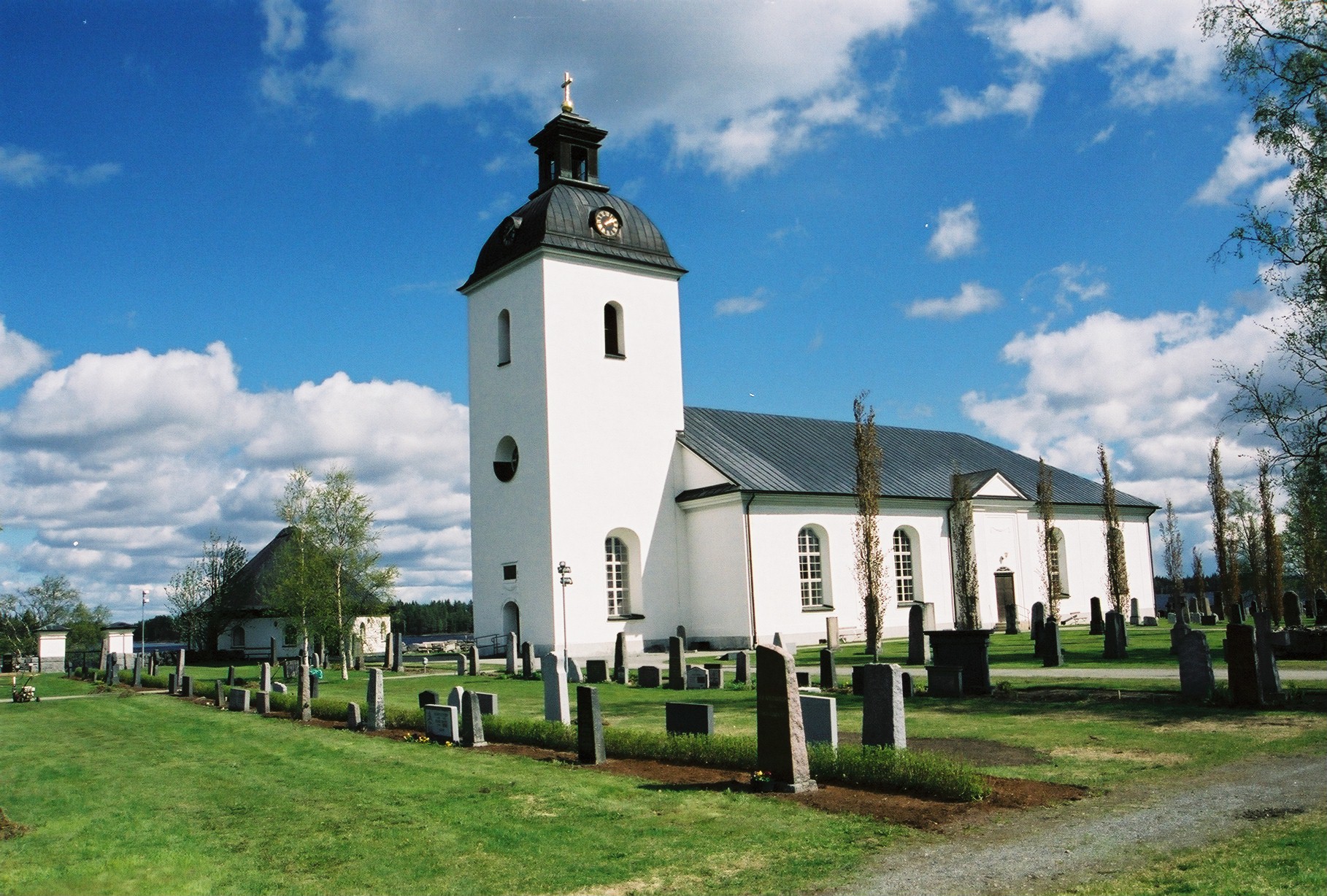 Hammerdals kyrka med omgivande kyrkogård, vy från sydväst. 

Bilderna är tagna av Martin Lagergren & Emelie Petersson, bebyggelseantikvarier vid Jämtlands läns museum, i samband med inventeringen, 2004-2005. 