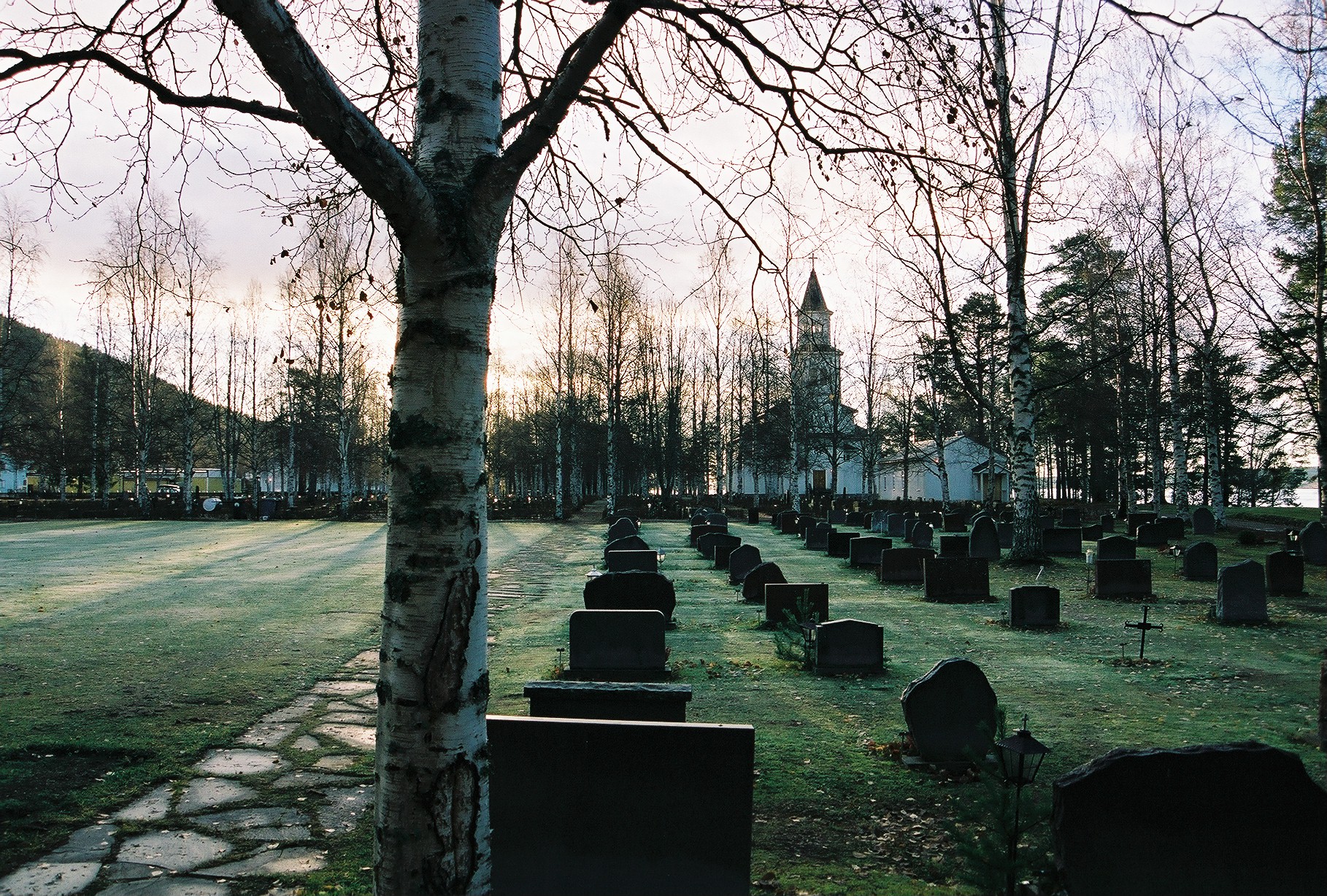 Tåsjö kyrka med omgivande kyrkogård, vy mot öst. 

Bilderna är tagna av Martin Lagergren & Emelie Petersson, bebyggelseantikvarier vid Jämtlands läns museum, i samband med inventeringen, 2004-2005.
