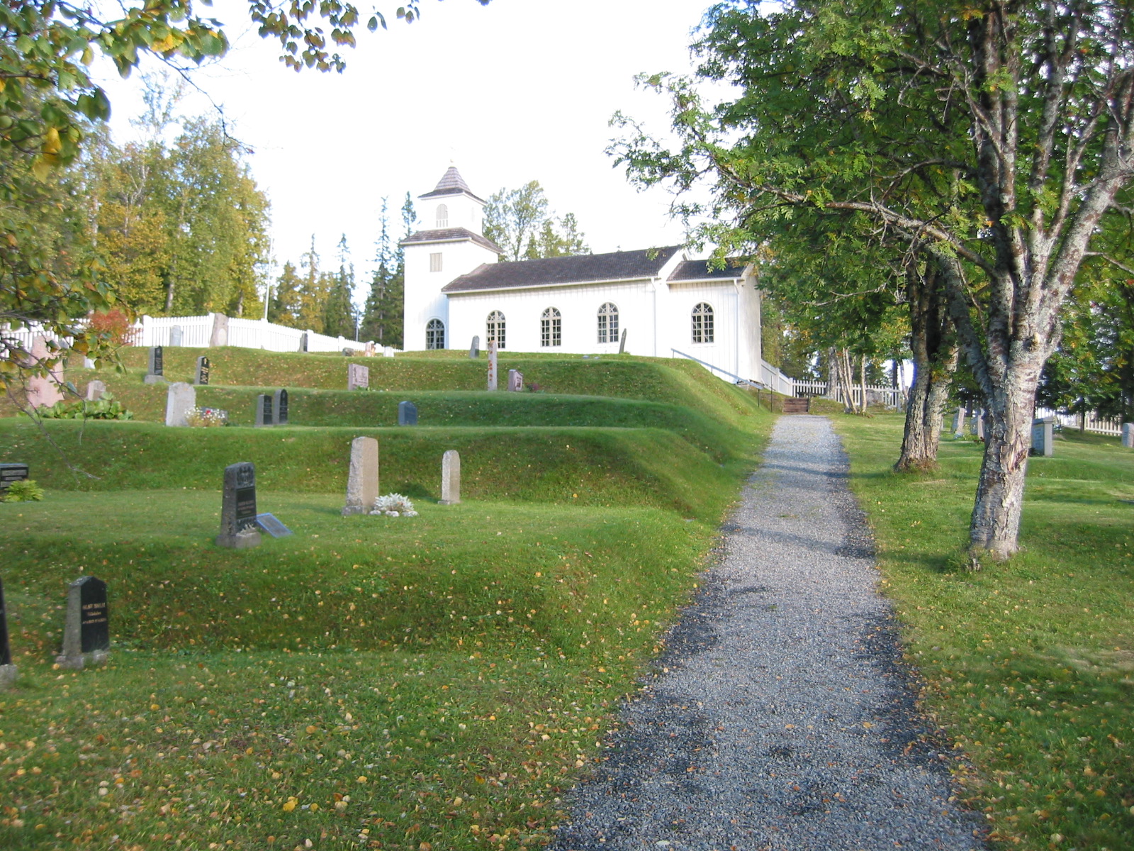 Vallbo kapell med omgivande kyrkogård, vy från söder.