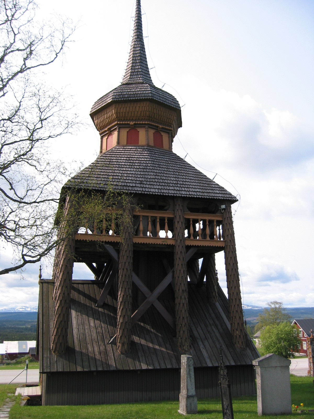 Mattmars kyrkogård, klockstapeln. 

Klockstapeln är byggd av den kände klockstapelbyggaren och byggmästaren Pehr Olofsson i Dillne, Oviken, 1765. Den har en fyrsidig bas i form av en bod med sadeltak av brädor. Tolv spåntäckta pelare bär upp klockbocken med balusterräcket och det övre taket som övergår i en åttkantig lökformad kupol med spåntak. Dörren i bottenvåningen är liksom balusterdockorna och kupolens bas målade mörkt gula.