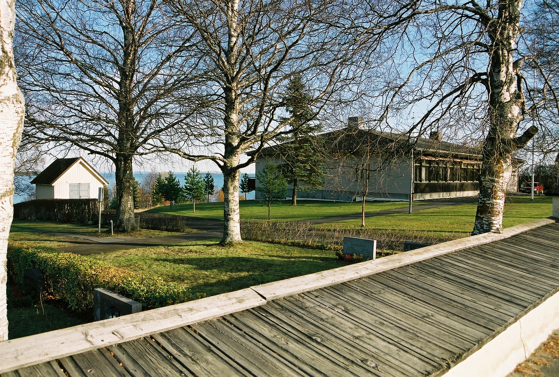 Hallens kyrkas kyrkogård & Bårhus.

Längs med södra sidan av kyrkan ligger en asfalterad gång vilken fortsätter utanför kyrkogården i nordost där församlingshemmet och bårhuset ligger.

Bilderna är tagna av Christina Persson & Isa Lindkvist, bebyggelseantikvarier vid Jämtlands läns museum, i samband med inventeringen, 2004-2005.