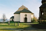 Hallens kyrka med omgivande kyrkogård & del av klockstapel. Vy från väster. 

Bilderna är tagna av Christina Persson & Isa Lindkvist, bebyggelseantikvarier vid Jämtlands läns museum, i samband med inventeringen, 2004-2005.