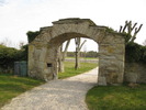 Den medeltida portalen i den Ö kyrkogårdsmuren.