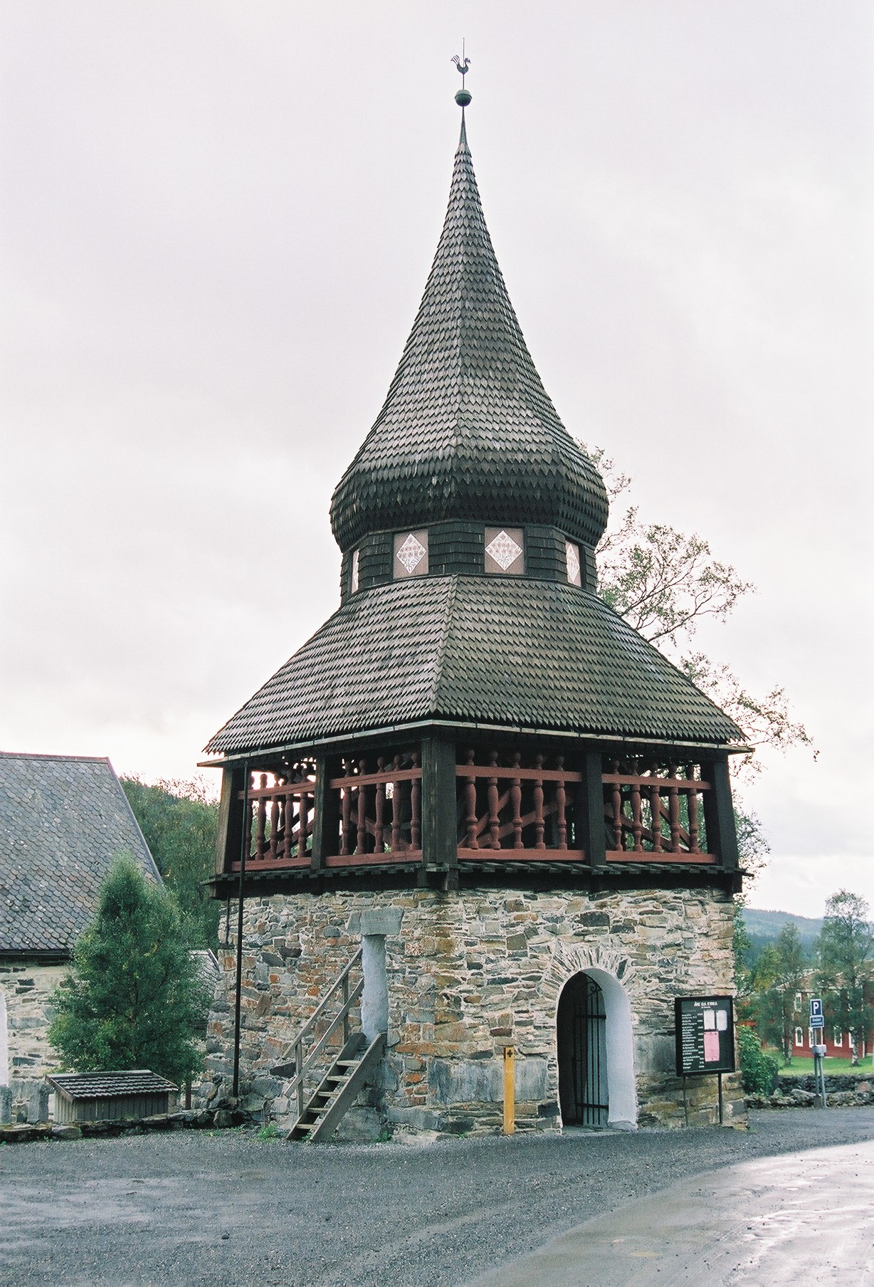 Åre gamla kyrkas kyrkogård, Klockstapeln sedd från nordöst. 

Bilderna är tagna av Christina Persson & Isa Lindkvist, bebyggelseantikvarier vid Jämtlands läns museum, i samband med inventeringen, 2004-2005.