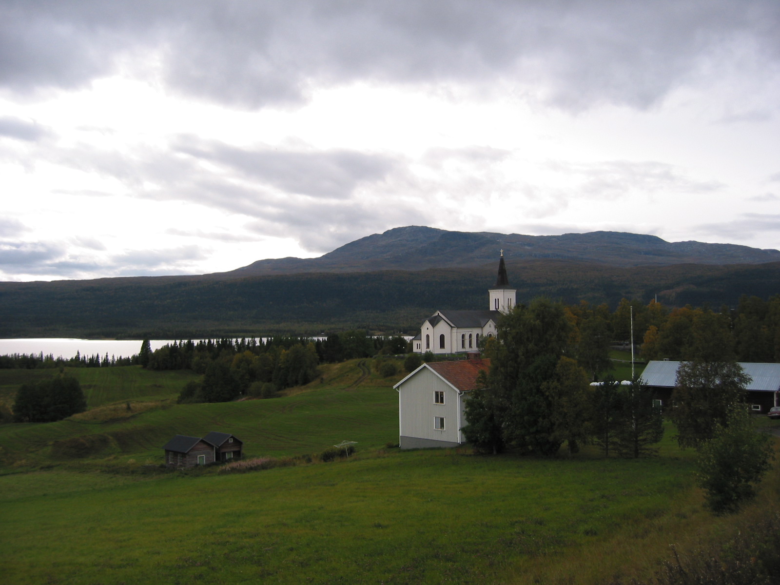 Kalls kyrka med kyrkogård & omgivande miljö.

 