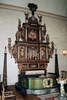 Sunne kyrka, interiör, kyrkorummet, koret & altaret i öster. 
Altaruppsatsen och dopfunten från slutet av 1600-talet.