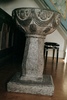 Frösö kyrka, interiör, dopfunten. 

Kyrkans dopfunt utgörs sedan 1698 av en dopfunt i kalksten tillverkad av Jöns Stenhuggare, enligt en inskription på dess sockel.