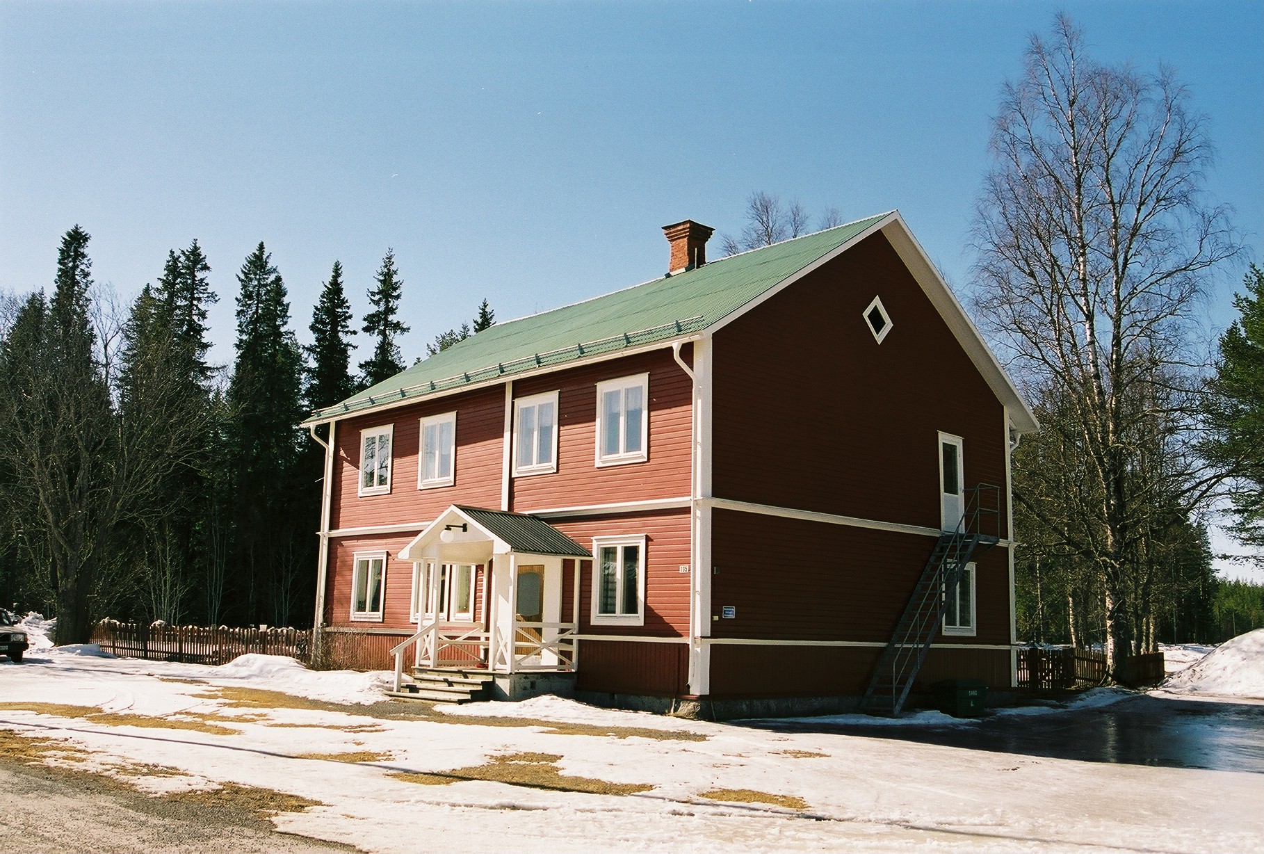 Kyrkås kyrka kyrkomiljö. Sockenstugan. 

Sockenstugan ligger med ett uthus från sekelskiftet 1900 på andra sidan vägen från kyrkogården sett. Sockenstugan har tidigare inrymt skola med lärarbostad och församlingslokaler. 

Bilderna är tagna av Martin Lagergren & Emelie Petersson, bebyggelseantikvarier vid Jämtlands läns museum, i samband med inventeringen, 2004-2005.