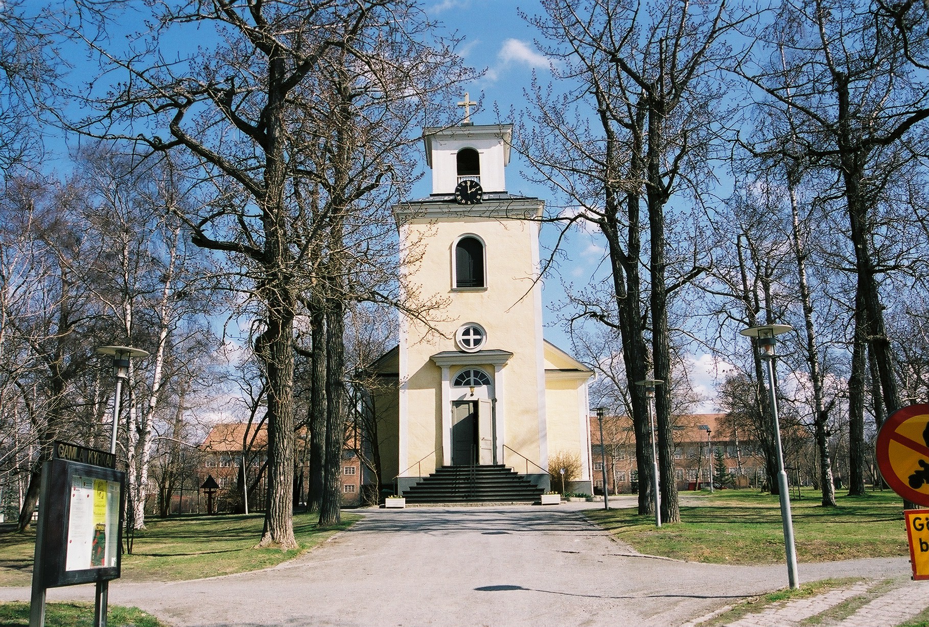 Gamla kyrkan med omgivande kyrkogård/kyrkotomt, vy från väster.

Bilderna är tagna av Christina Persson & Isa Lindkvist, bebyggelseantikvarier vid Jämtlands läns museum, i samband med inventeringen, 2005-2006.