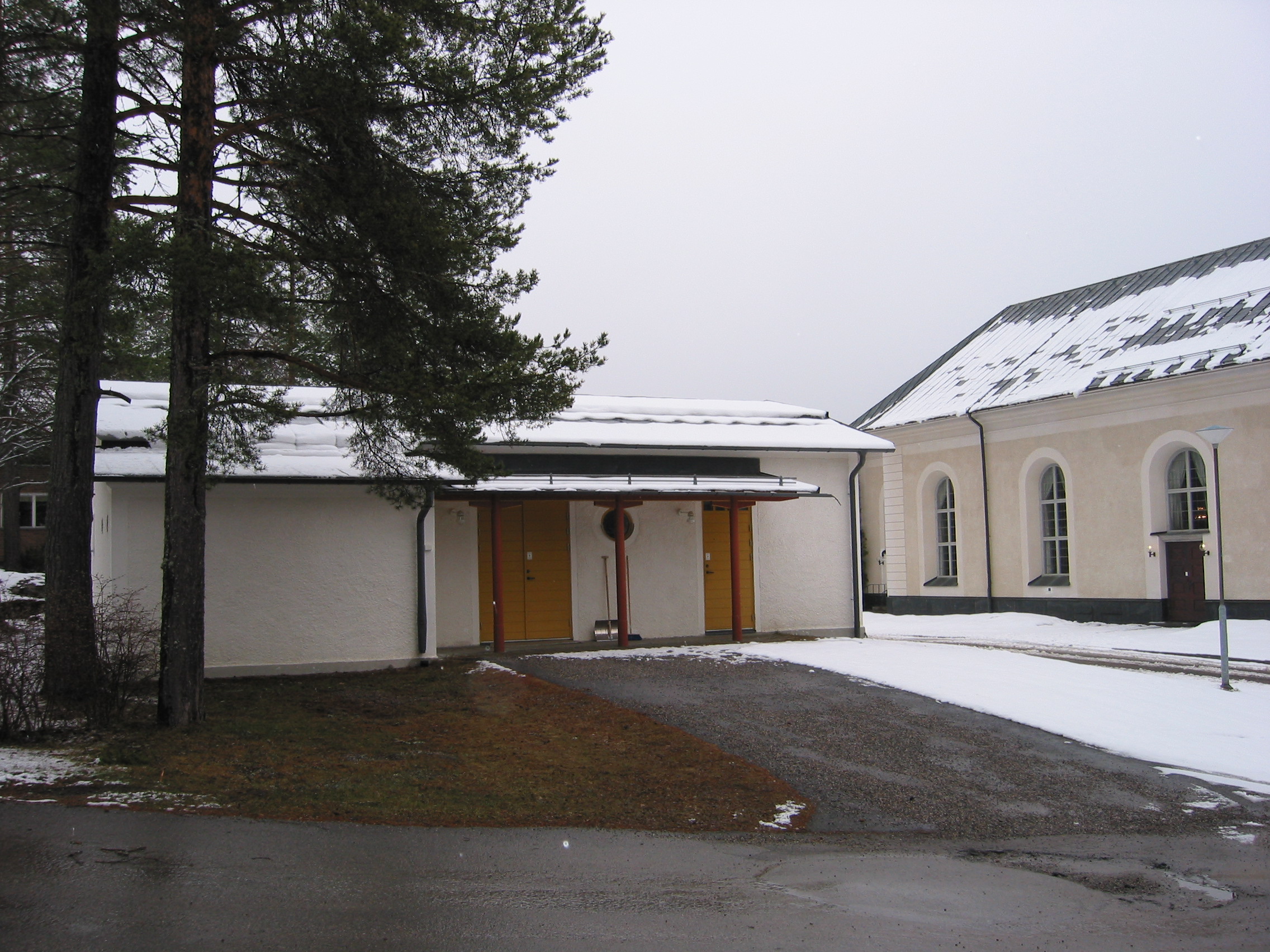 Hässjö kyrkas kyrkogård, det nya gravkapellet, vy från sydöst.

Norr om kyrkan passerar byvägen förbi kyrkan. Strax norr om den vägen finns ett gravkapell från sent 1990-tal. 
