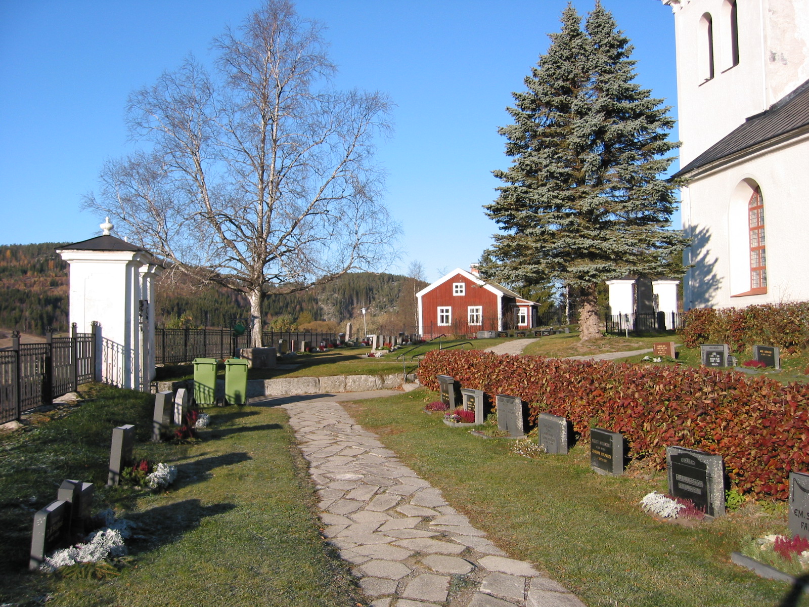 Ljustorps kyrkas kyrkogård, södra delen sedd från öster. 