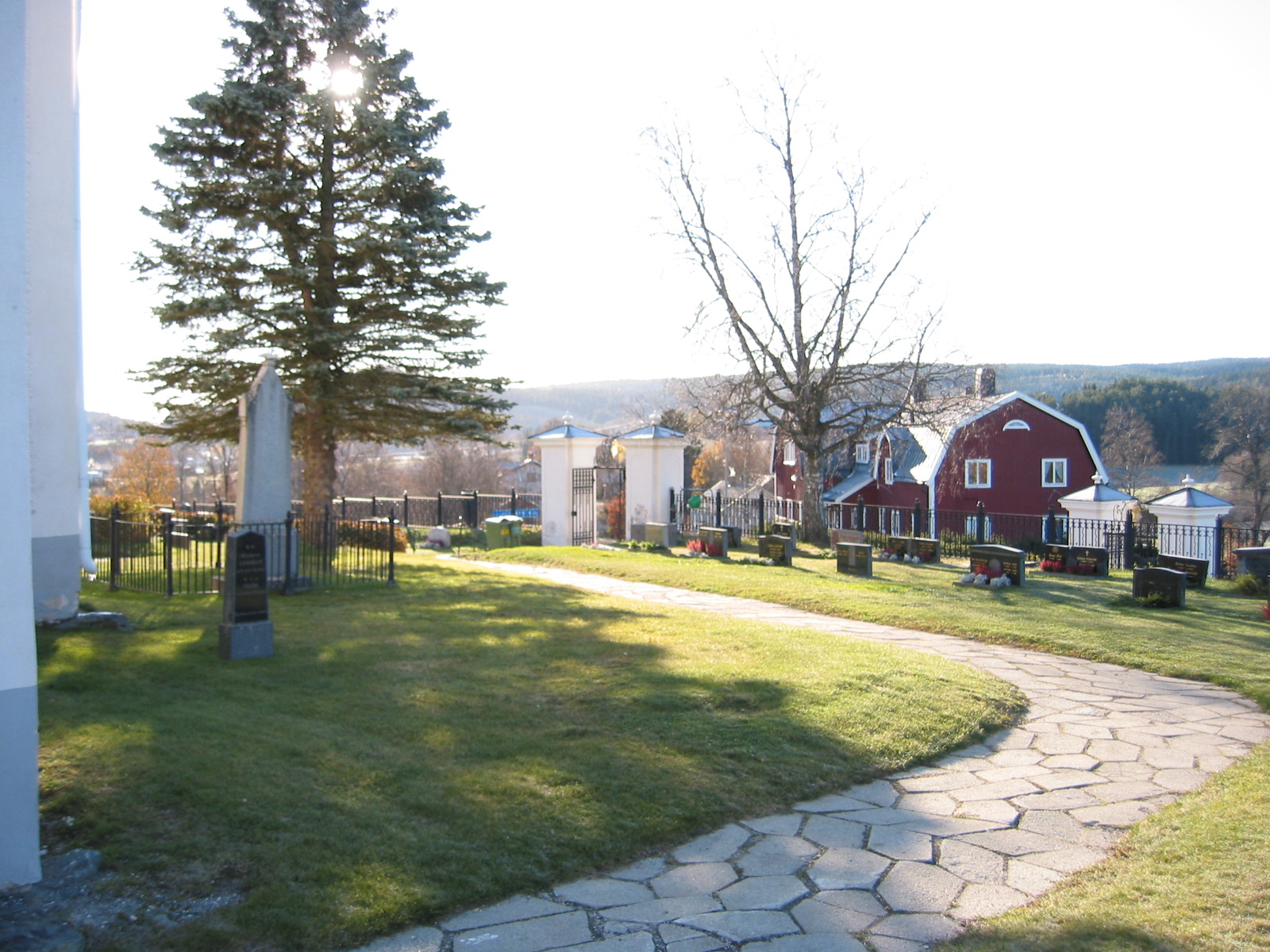 Ljustorps kyrkas kyrkogård.
Kyrkotomten är högt belägen med magnifik utsikt över dalgången i alla riktningar. Tomten sluttar mot söder, försedd med terasser i öster. Svart smidesstaket från 1990-talet på kallmurad bogårdsmur i natursten i öster, och söder, samt väster. 