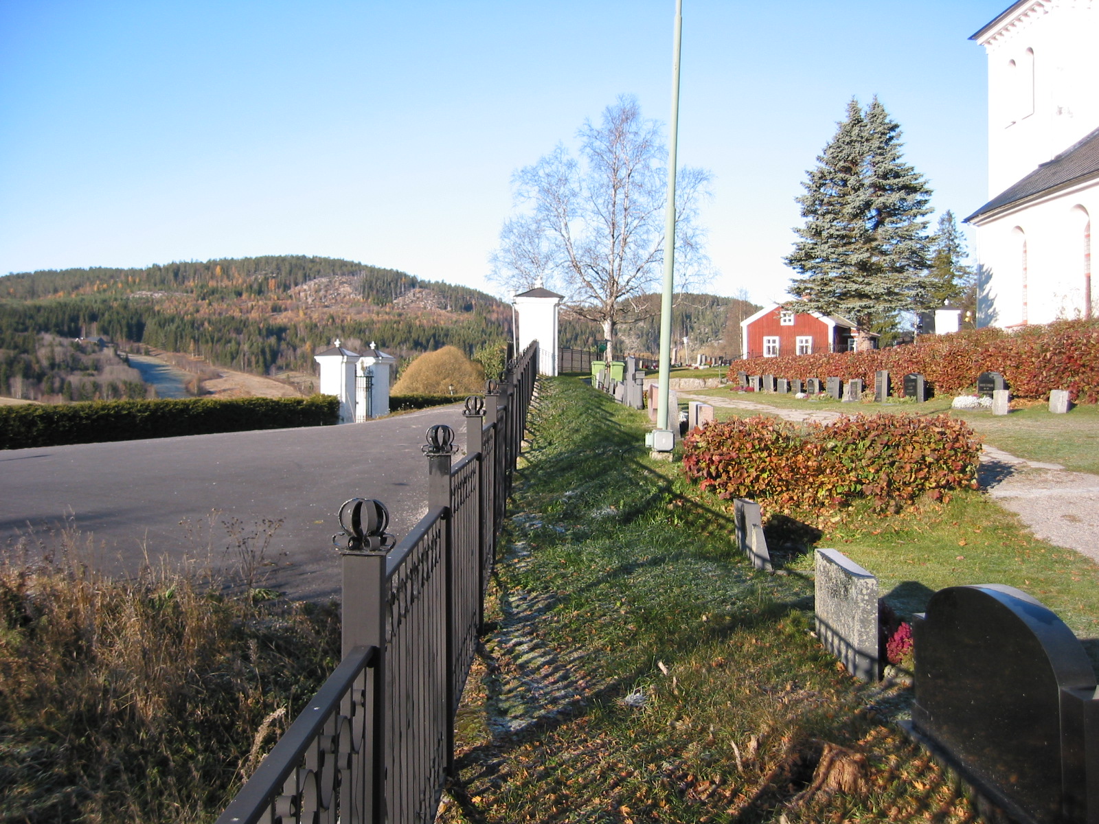 Ljustorps kyrkas kyrkogård, södra delen sedd från sydöst mot väster. 