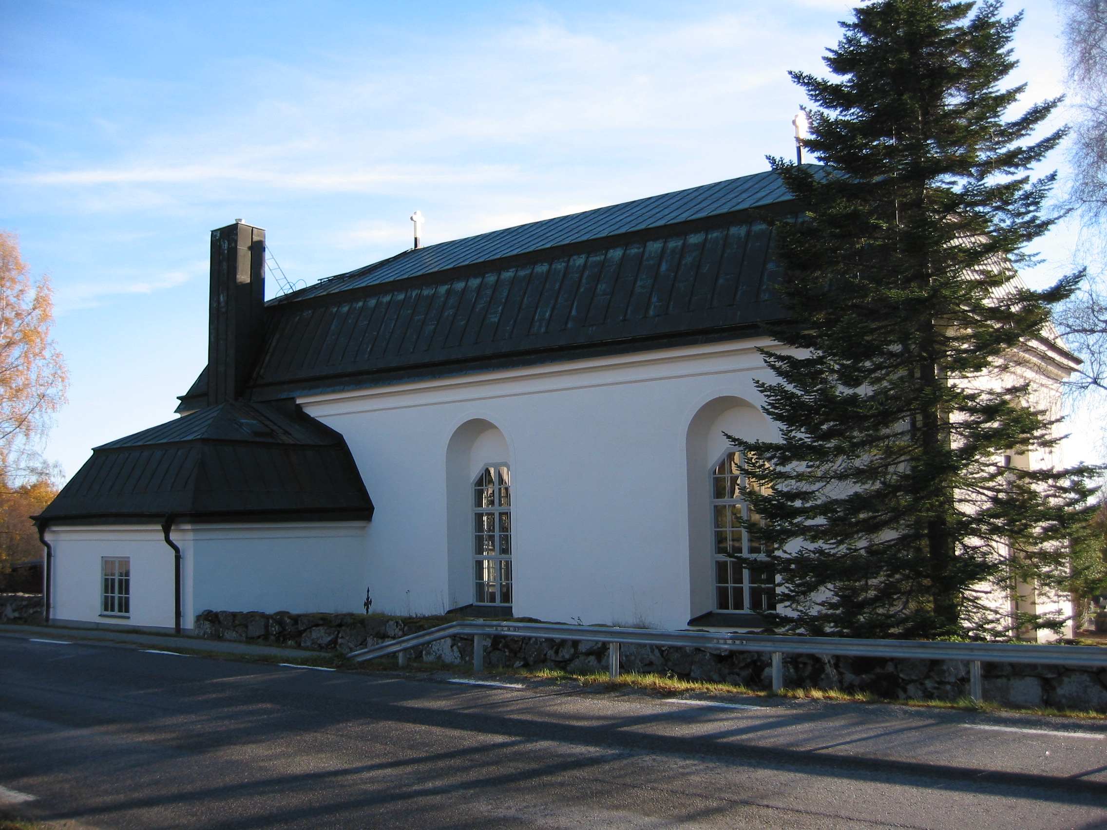 Tynderö kyrka, exteriör, norra fasaden med sakristian utbyggd i nordöst. 