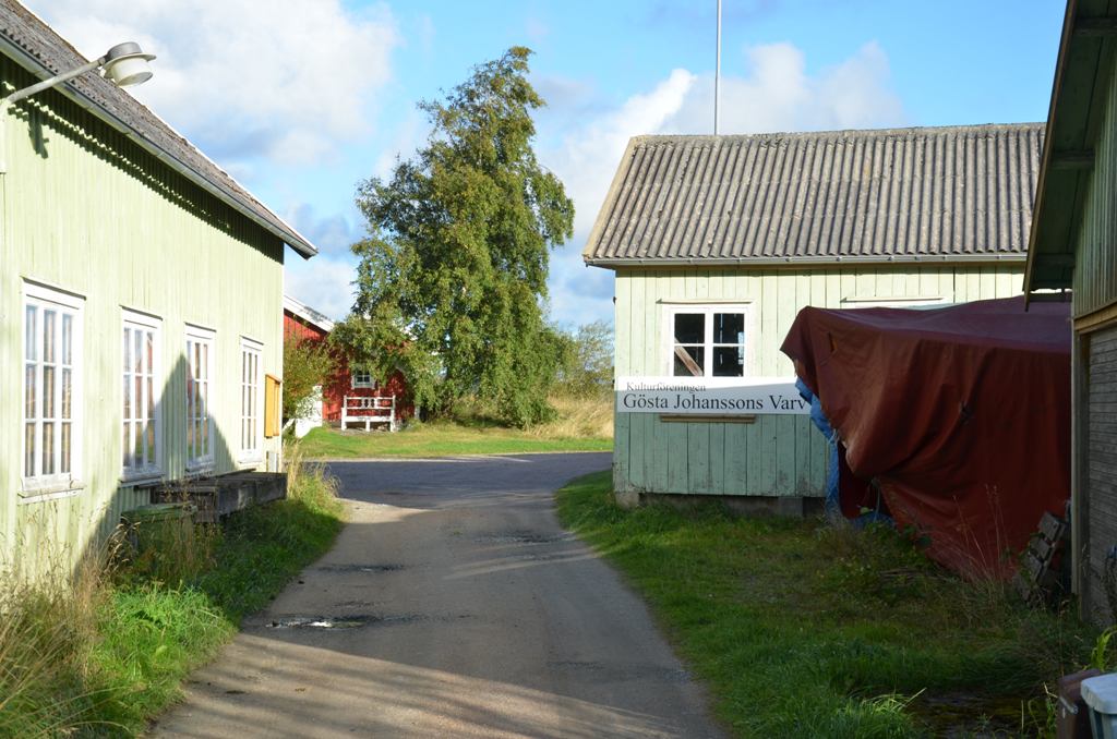 Varvsbyggnaden och sliphuset i Gösta Johanssons egenhändigt uppbyggda varvsmiljö. Foto: Lars Rydbom