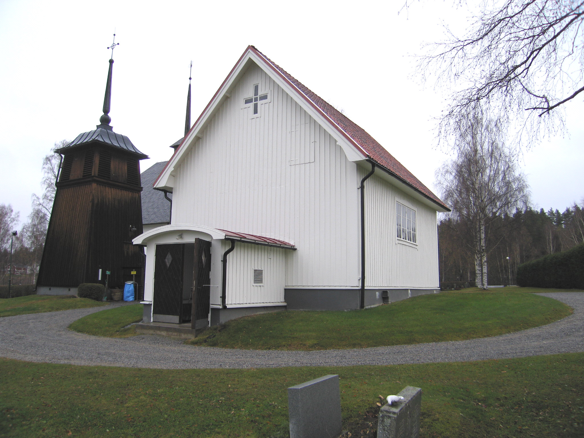 Torpshammars kyrkas kyrkogård, gravkapellet samt klockstapeln, vy från sydöst. 

Invid granhäcken i öster, sydöst om kyrkan, finns ett gravkapell, ritat av arkitekt David Frykholm, Härnösand, 1937, gjuten källare, gråmålad sockel, stående locklistpanel, vit målning, sadeltak med tvåkupigt lertegel.