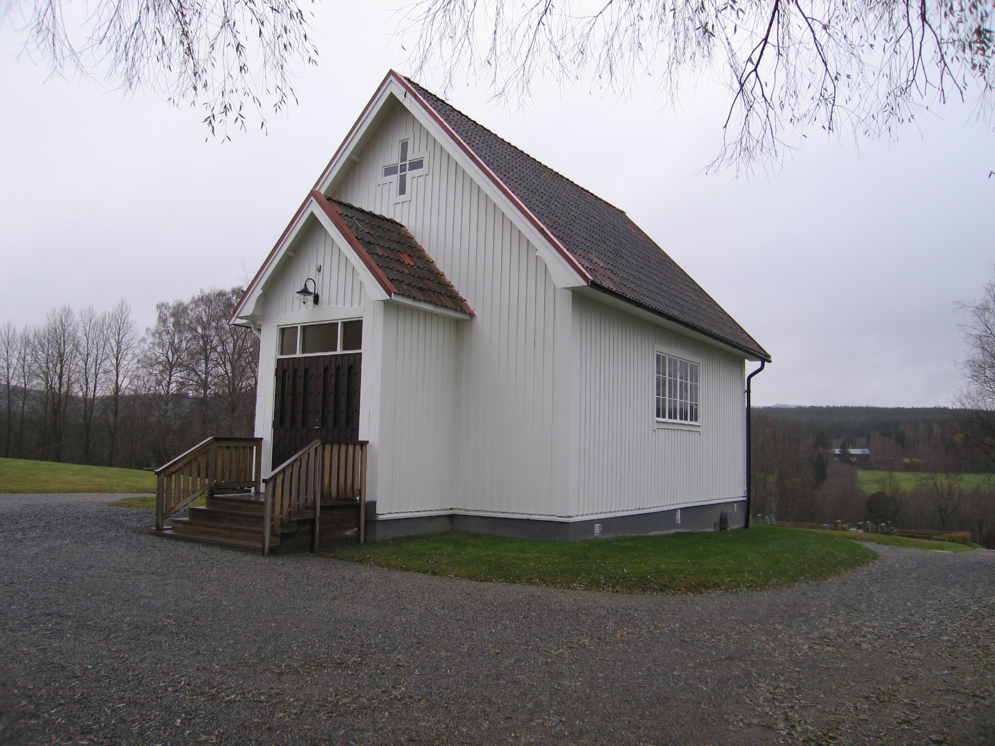 Torpshammars kyrkas kyrkogård, gravkapellet samt klockstapeln, vy från nordväst. 

Invid granhäcken i öster, sydöst om kyrkan, finns ett gravkapell, ritat av arkitekt David Frykholm, Härnösand, 1937, gjuten källare, gråmålad sockel, stående locklistpanel, vit målning, sadeltak med tvåkupigt lertegel.