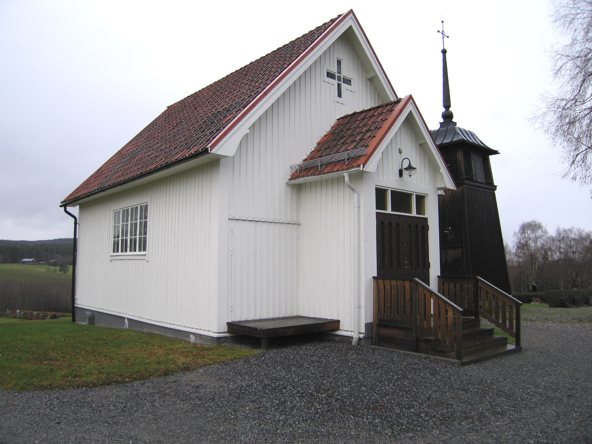 Torpshammars kyrkas kyrkogård, gravkapellet samt klockstapeln, vy från nordöst. 

Invid granhäcken i öster, sydöst om kyrkan, finns ett gravkapell, ritat av arkitekt David Frykholm, Härnösand, 1937, gjuten källare, gråmålad sockel, stående locklistpanel, vit målning, sadeltak med tvåkupigt lertegel.