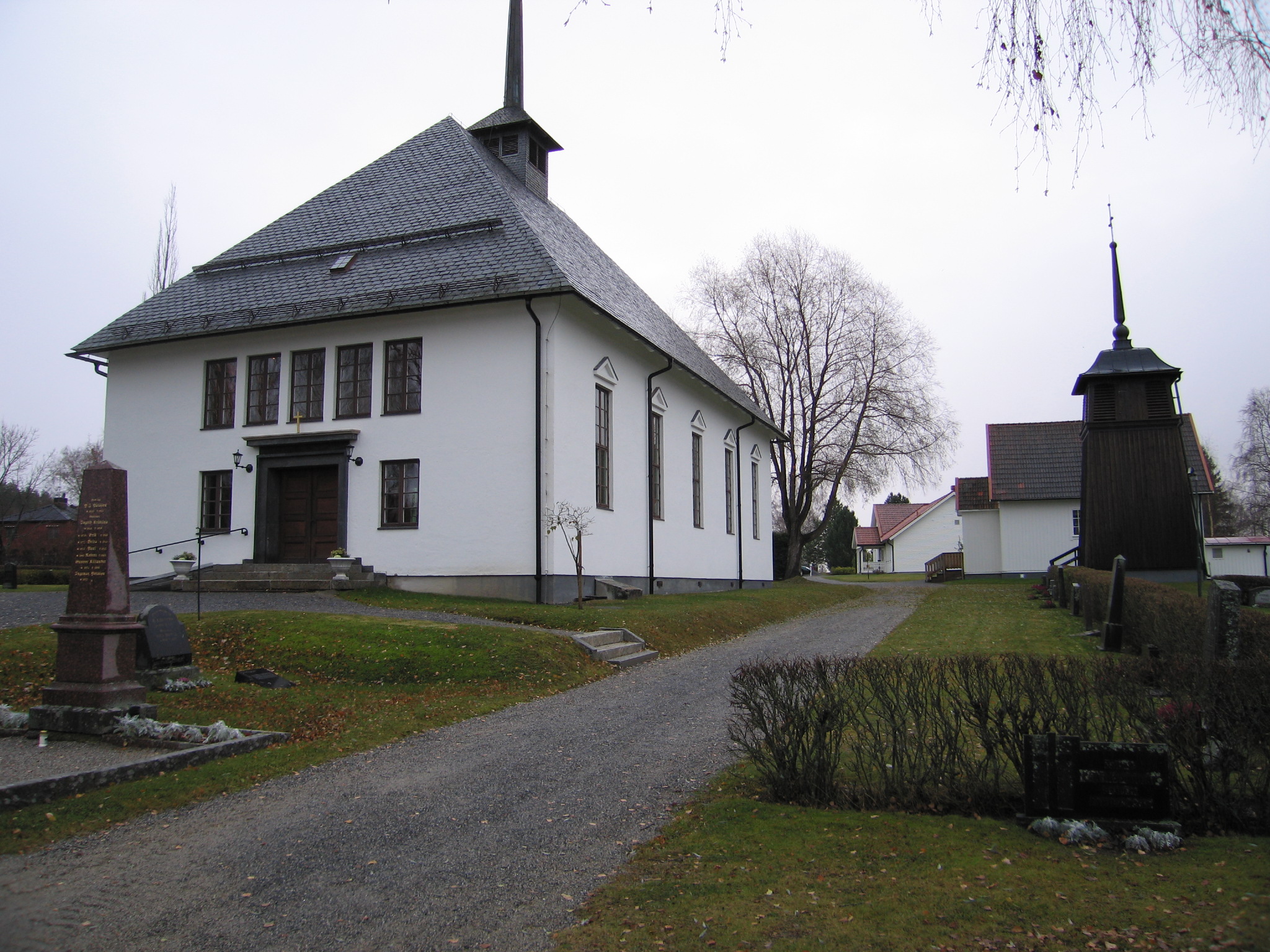 Torpshammars kyrka med omgivande kyrkogård. Vy från sydväst. 