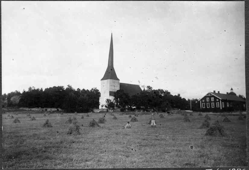 Österhaninge kyrka (Sankta Gertruds kyrka) med omgivning från sydväst