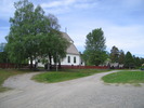Viksjö kyrka med omgivande kyrkogård.