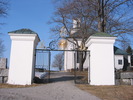 Häggdångers kyrka med omgivande kyrkogård, den östra stegporten.
.