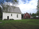 Högsjö gamla kyrka, exteriör, vy från sydväst med grannhuset i bakgrunden. 
