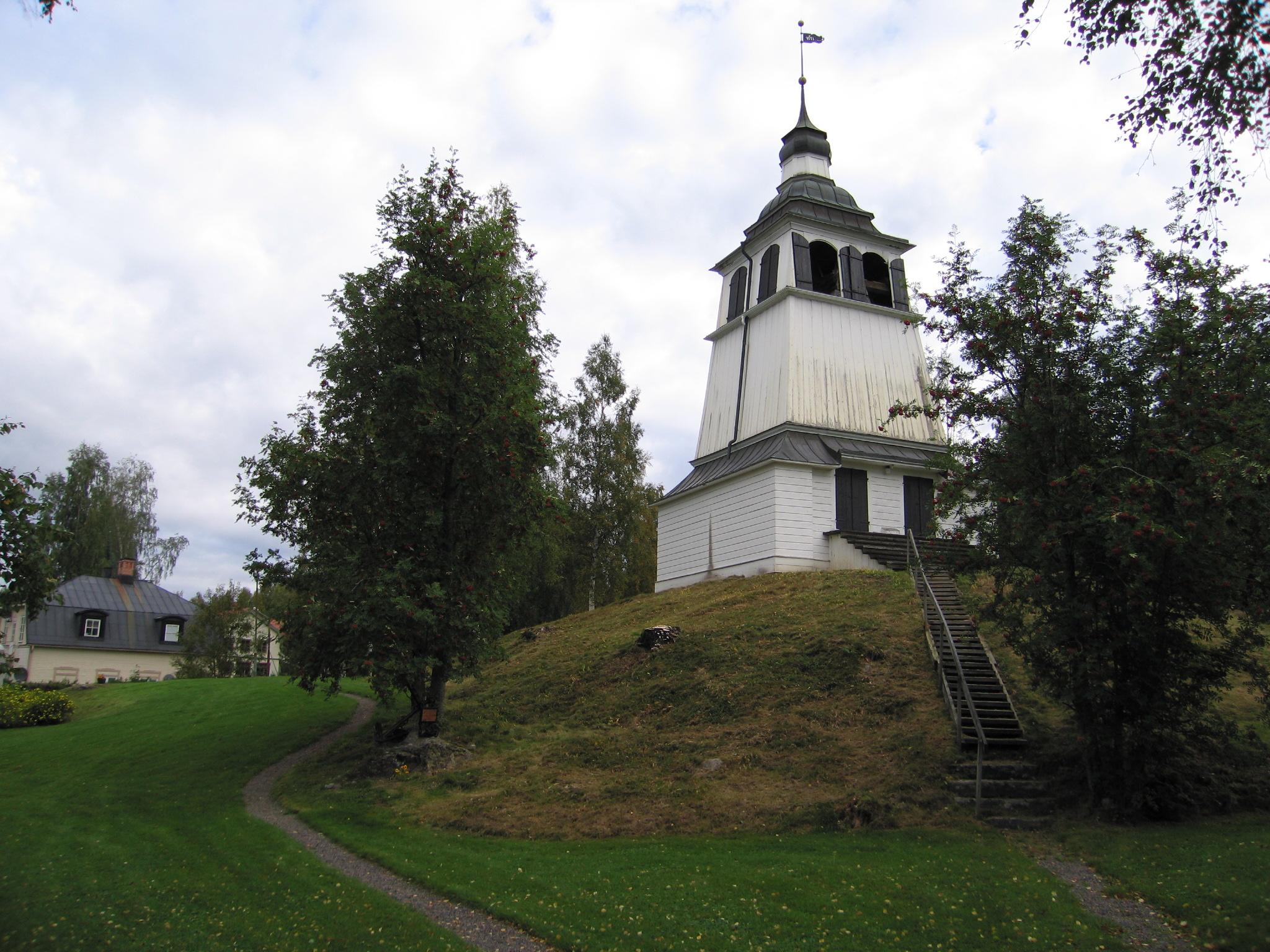 Eds kyrkas kyrkogård, klockstapeln sedd från sydöst. 