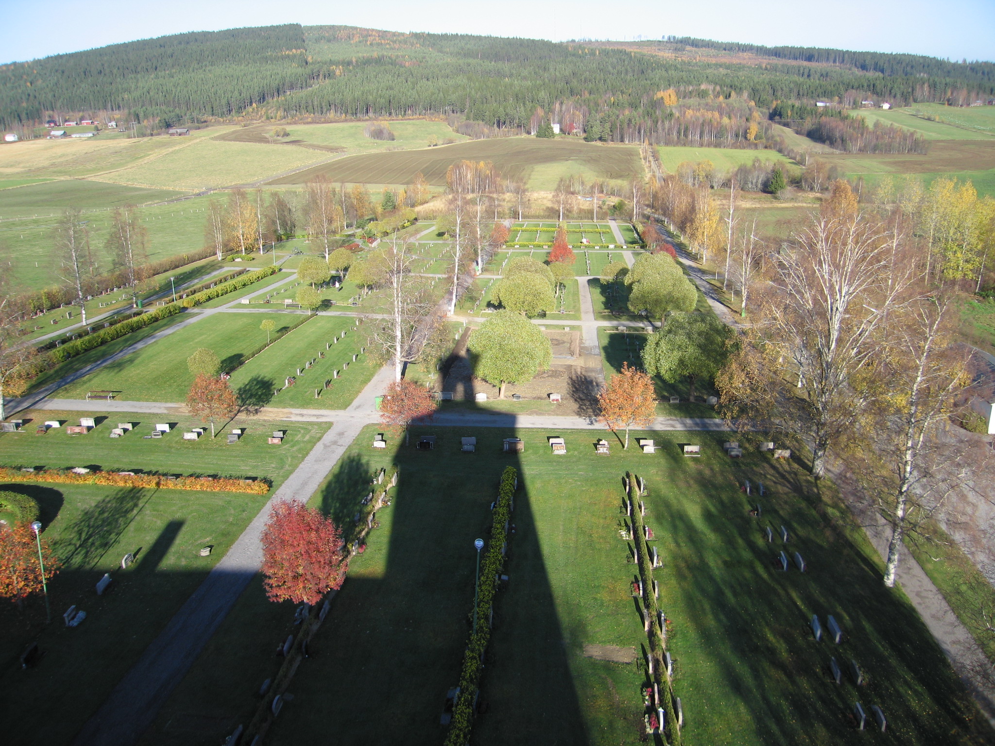 Långsele kyrkas kyrkogård, vy från kyrktornet mot norr. 