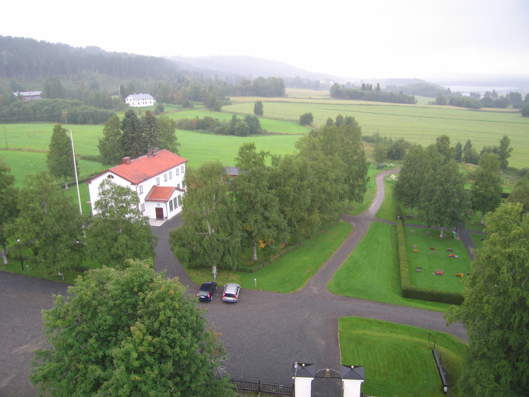 Helgums kyrkas kyrkogård. Vy från kyrktornet mot sydväst. 