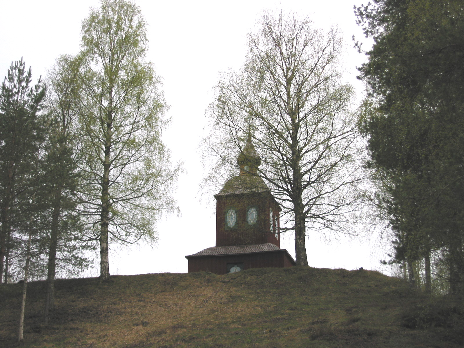 Ramsele Gamla kyrka med omgivning. Klockstapeln från 1920-tal. 