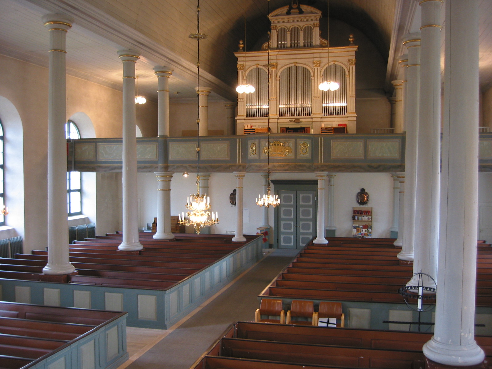 Ramsele nya kyrka, interiör, kyrkorummet, vy mot läktaren från predikstolen. 