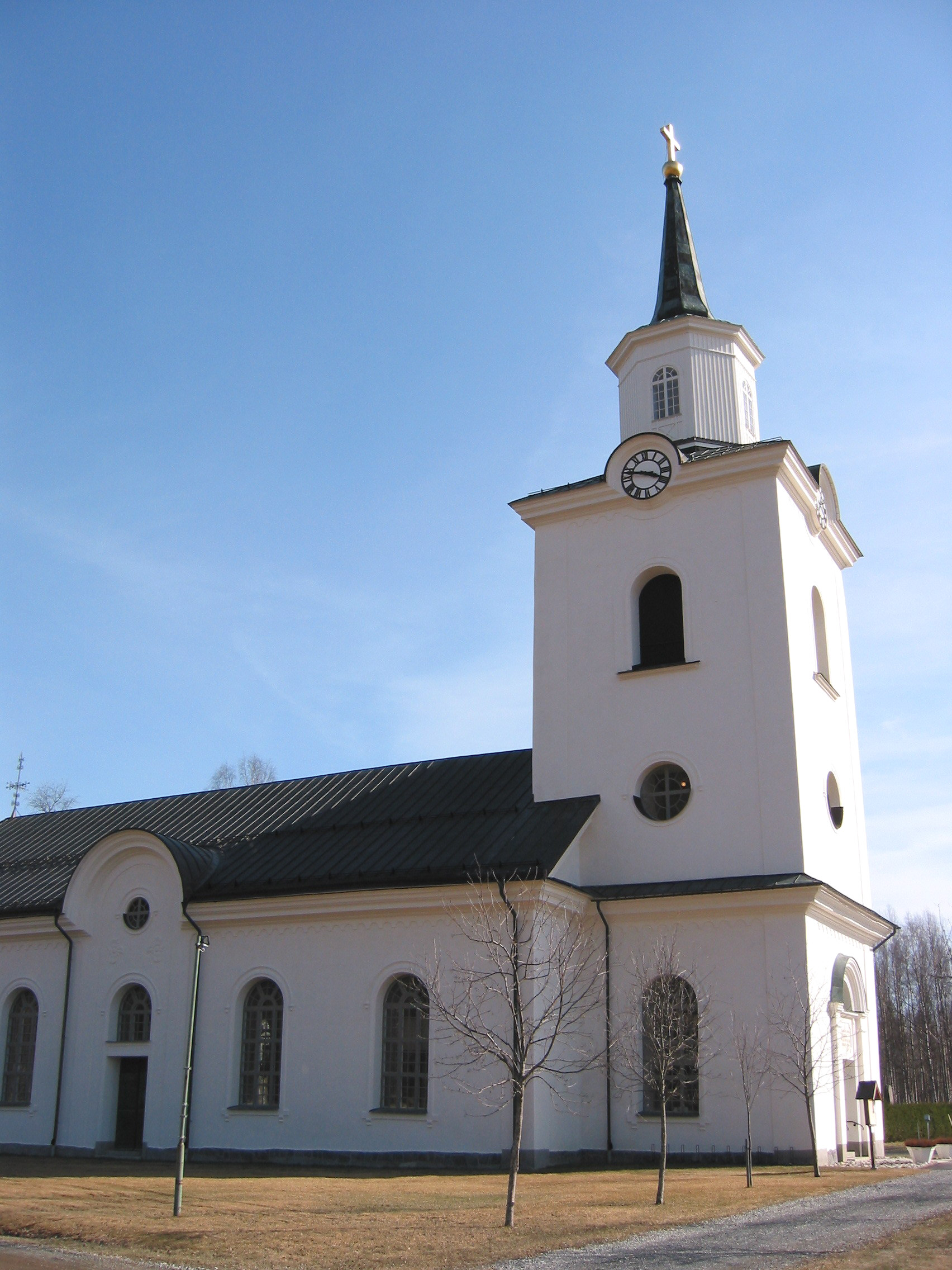 Multrå kyrka, exteriör, västtornet sett från nordväst.

