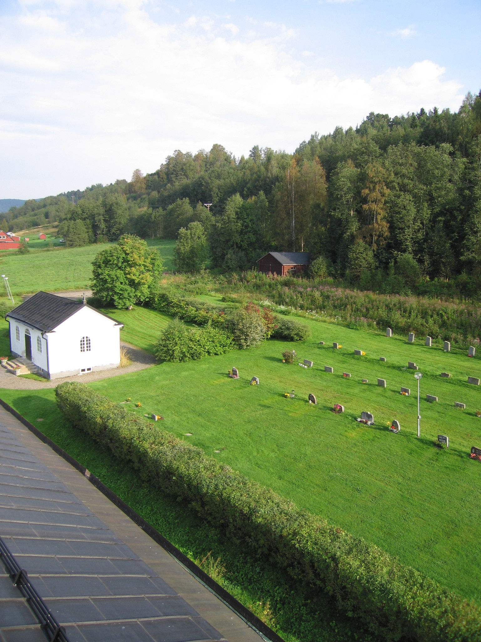 Resele kyrka med omgivande kyrkogård, vy från kyrktornet mot nordväst, gravkapellet/bårhuset syns i nordväst. 