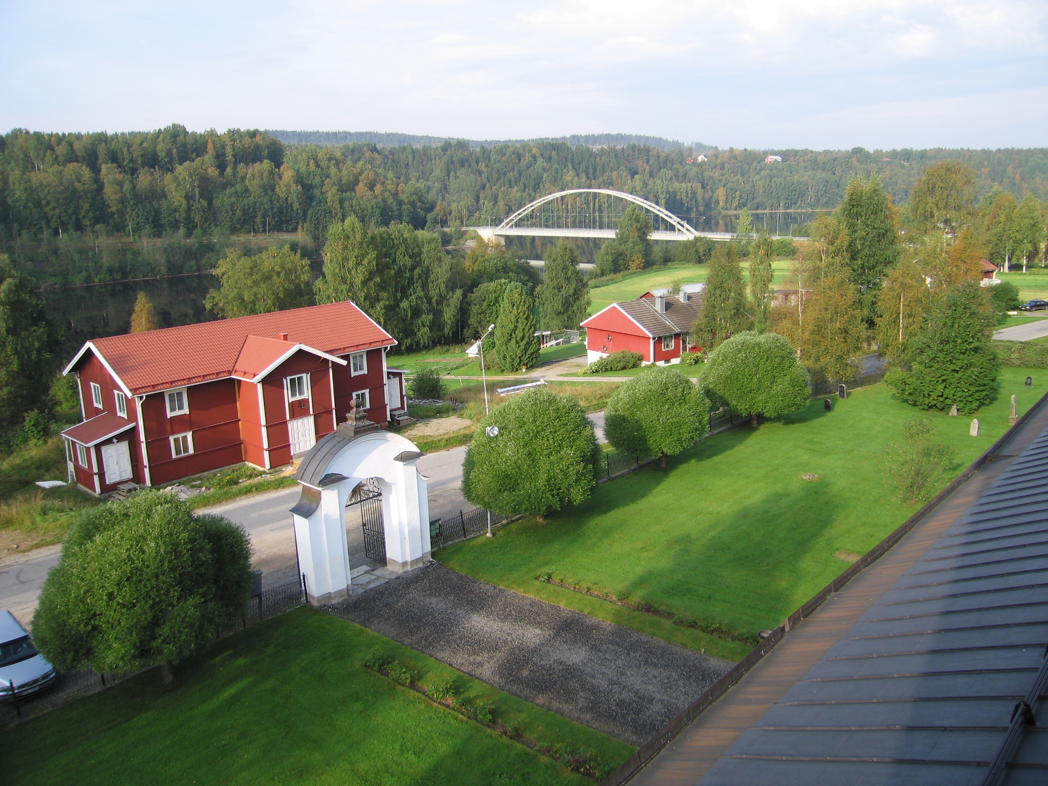 Resele kyrka med omgivande kyrkogård, vy från kyrktornet mot sydväst. 