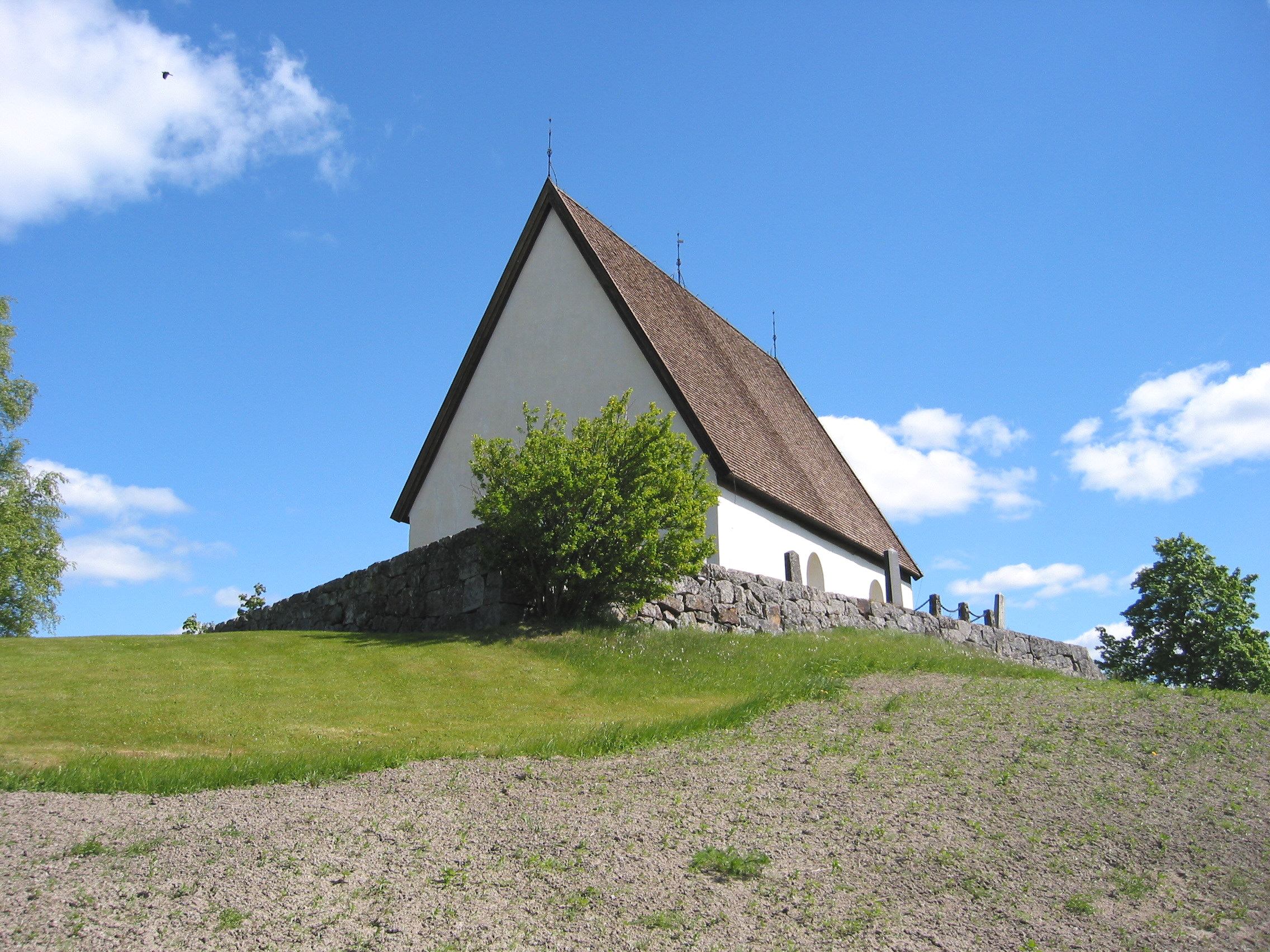 Överlännäs kyrka med omgivande kyrkogård. Vy från sydväst.