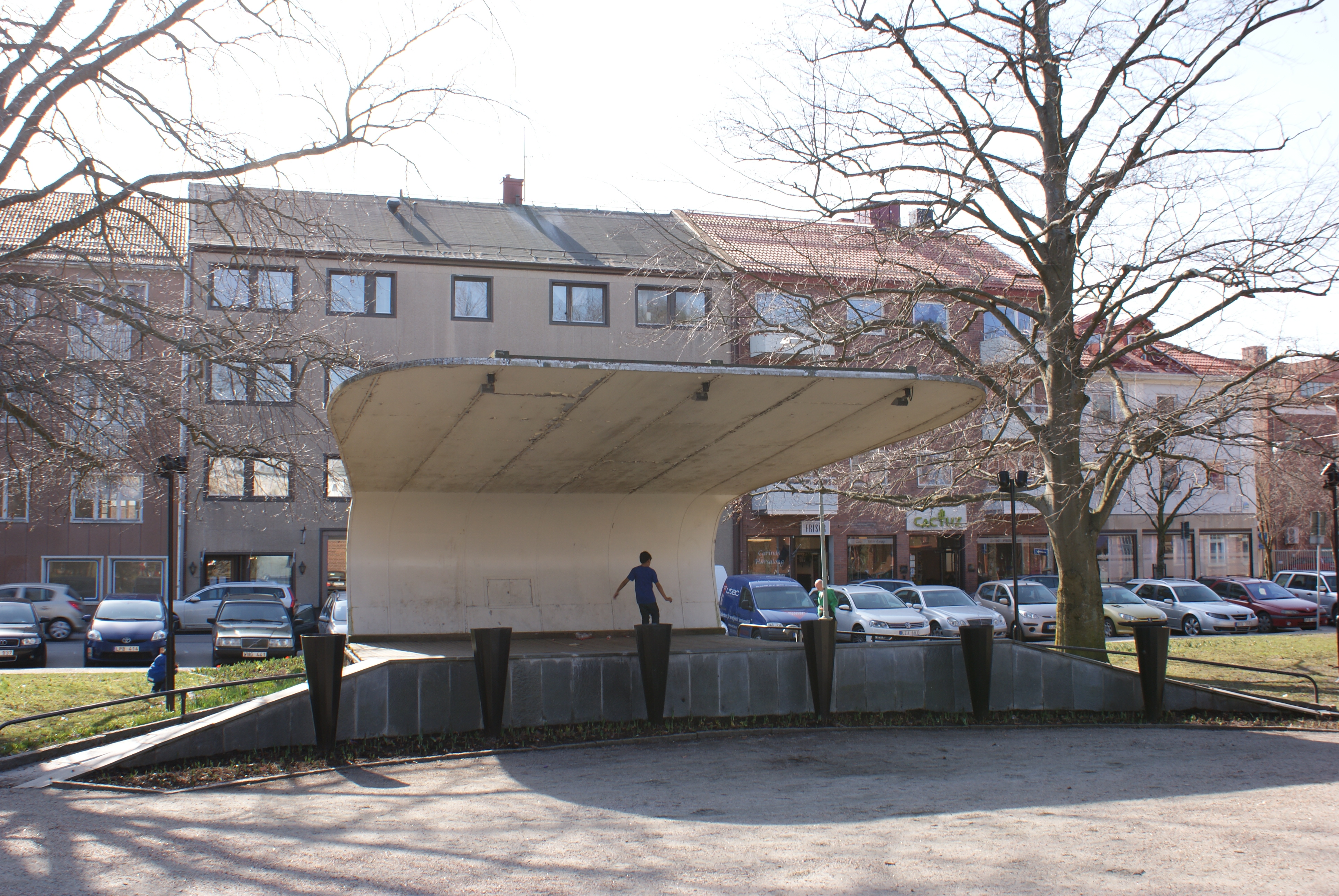Scenen i Margretegärdesparken byggdes år 1974 som ersättare till en musikpaviljong i parken som revs år 1949. 