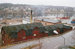 Fabriksområdet sett ifrån vägen. I förgrunden syns den äldsta fabriksbyggnaden, bakom denna tegelbyggnaden ifrån 1939. 