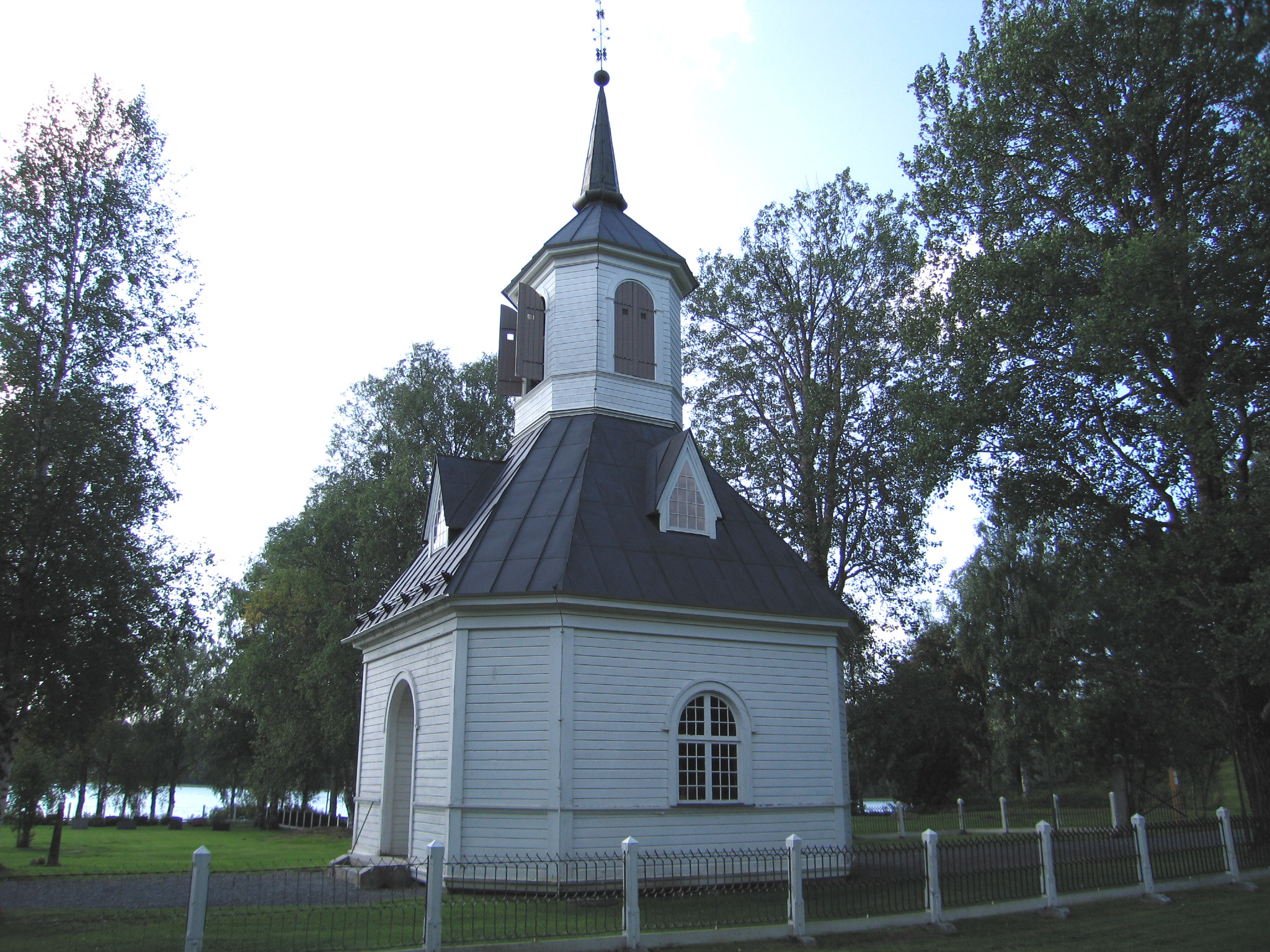 Graninge kyrkogård, klockstapeln, vy från nordöst. 