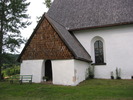 Vibyggerå gamla kyrka med omgivande kyrkotomt, vapenhuset från sydöst. 