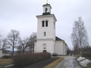 Gudmundrå kyrka med omgivande kyrkogård, vy från sydväst. 
