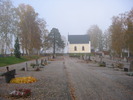 Ytterlännäs nya kyrkas kyrkogård, vy från söder mot gravkapellet. 

Gravkapellet ligger i östra delen av kyrkogården. Det är ett putsat, goticerat, gravkapell från ca 1880.