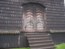 Attmar kyrkas kyrkogård, klockstapeln, närbild av dörren.

Strax utanför tomten, i dess sydvästra hörn står en klockstapel från 1811, möjligen med delar av en äldre stapel från 1600-talet. Stolpkonstruktionen är inklädd med liggande breda plank, utvändigt klädda med en blandning av rund- och gäddformig tjärad spån. Öppet galleri i klockvåningen, två klockor. Enkla, öppna räcken av trä monterade i stolpkonstruktionen. Över galleriet ett upphängningsplan för klockorna, en brädlucka i vardera väderstreck. Här böjer taket in och upp skjuter toppspiran.